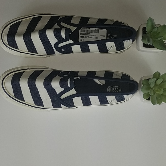 Mossimo, Navy and white casual shoes, size 9 - Picture 3 of 4